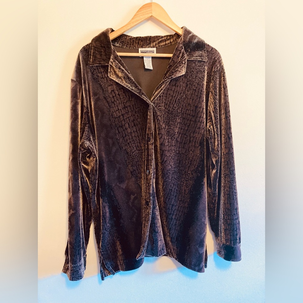 VTG Prophecy Woman Velour Button-Up